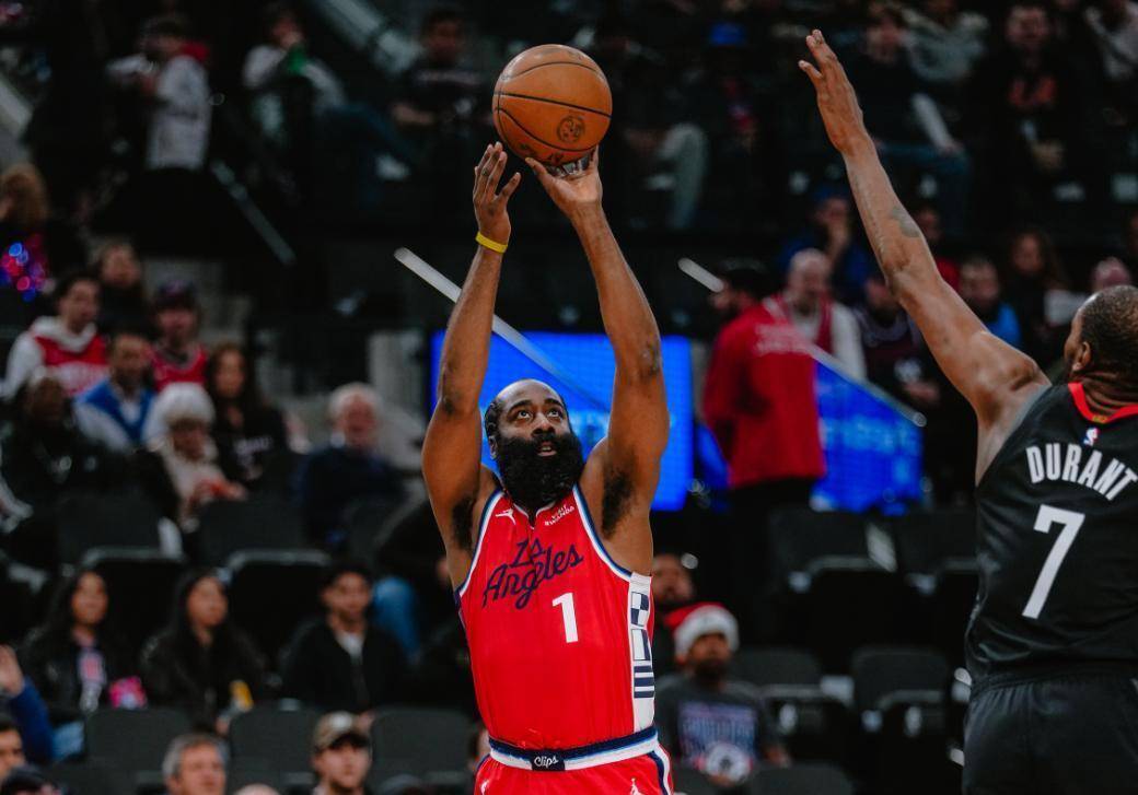 这也行？哈登关键时刻险胜国际比赛日北京首钢备战亚冠，德布劳内在勇士比赛中问鼎冠军的简单介绍-友博网页版